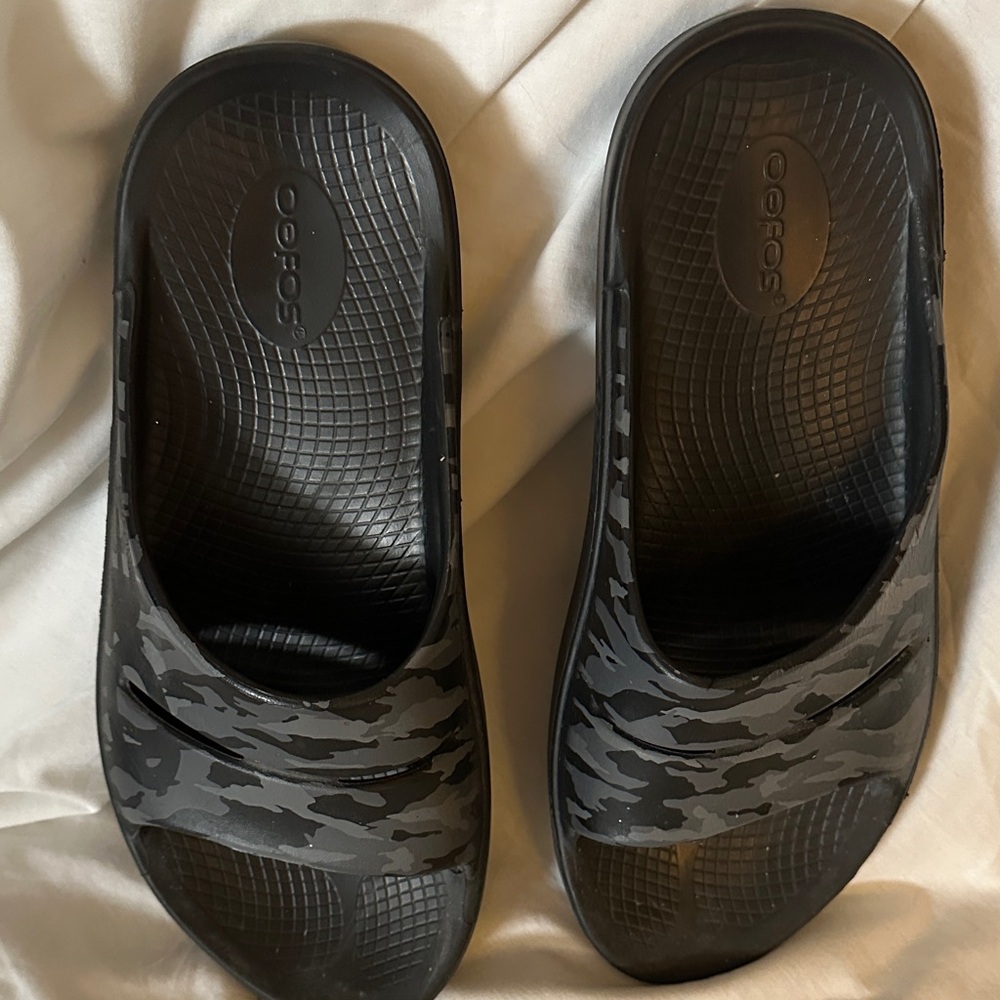 OOFOS Black Camouflage Men's Sandals